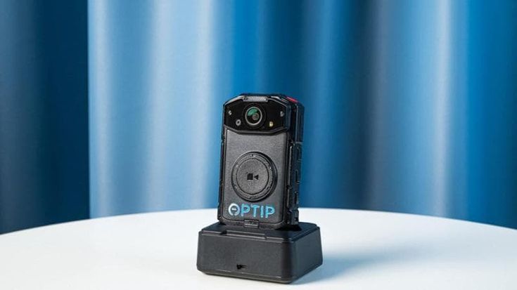 Bodycam con l’Ia agli agenti per riconoscere le persone con precedenti penali, polemica in Canada
