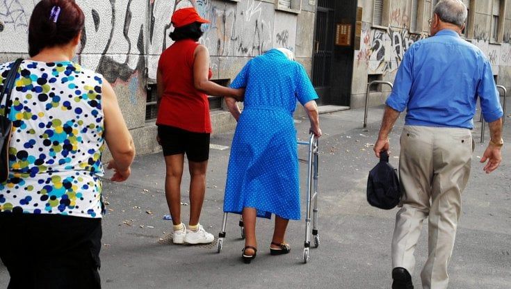 Il Covid licenzia le badanti: "Chi lavorava in nero da un giorno all'altro è finito in mezzo alla strada"