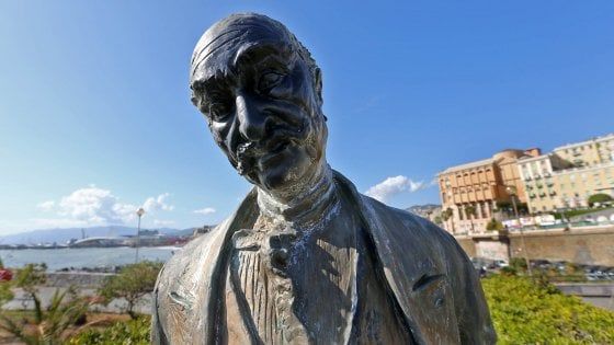 Genova, la statua di Govi imbrattata di nero, la polemica sui social