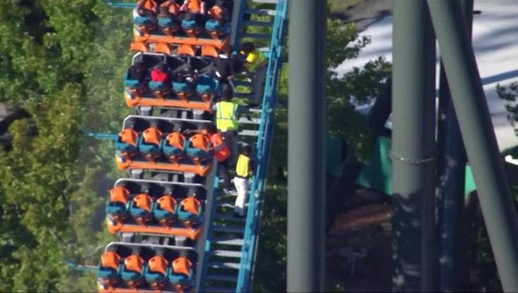 Georgia, muore sbalzato via dalle montagne russe: panico e feriti. I passeggeri aiutati a scendere