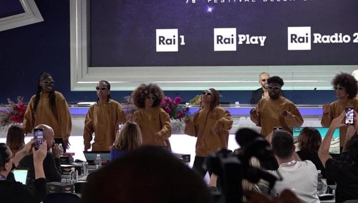 Sanremo, Shablo in sala stampa con i ballerini