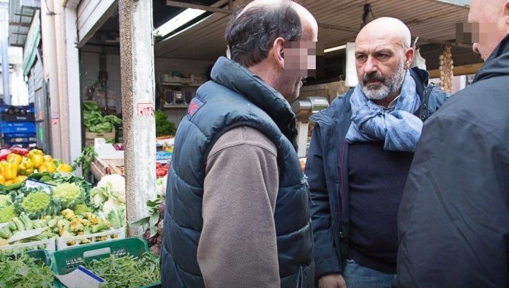 'Ndrangheta capitale, nelle carte dell'inchiesta i contatti con Alemanno e Pirozzi: "Gli apriremo le porte dei mercati per farlo votare"