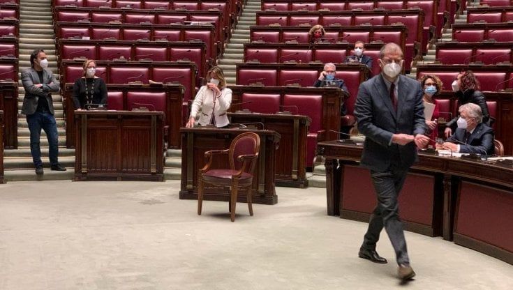 Caso Von der Leyen, alla Camera una sedia vuota al centro dell'aula. Lorenzin: "Da Erdogan un'offesa all'Ue e alle donne"