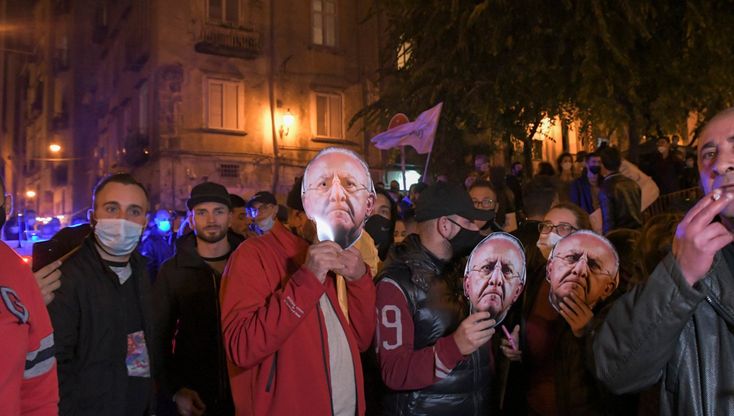 Napoli, protesta contro il coprifuoco: centinaia di persone nei vicoli. C'è anche la maschera di De Luca