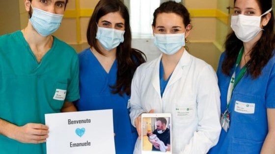 Papà Carlo guarisce dal coronavirus e abbraccia il suo bambino appena nato: il messaggio di speranza dal Niguarda