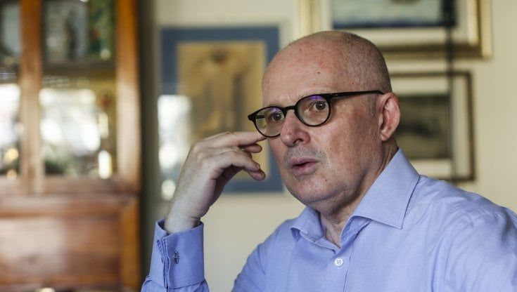A casa di Walter Ricciardi: il frigo anti-Covid, un ferro di cavallo portafortuna e le locandine dei film in cui ha recitato