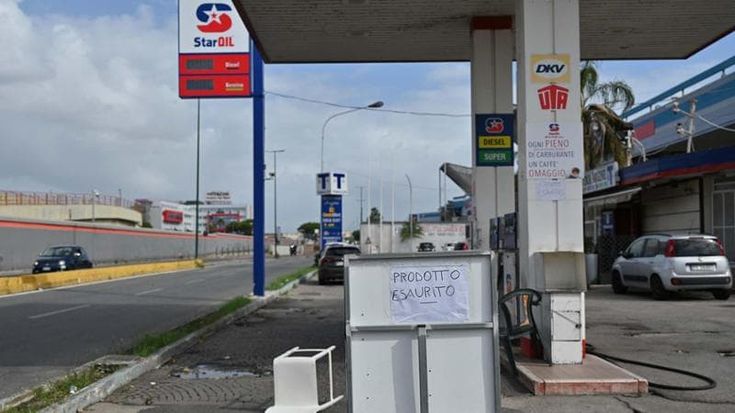 Napoli, allarme raccolta rifiuti, stop carta e ingombranti. I timori di Manfredi