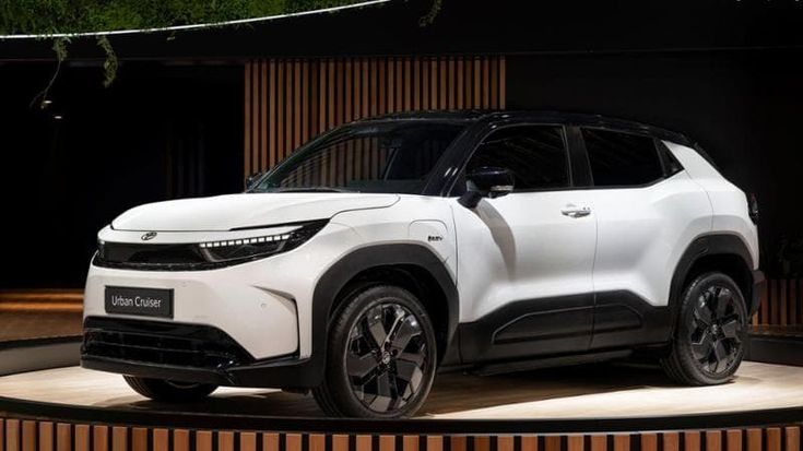 Toyota raddoppia nell’elettrico e lancia la Urban Cruiser a batteria. Anche integrale