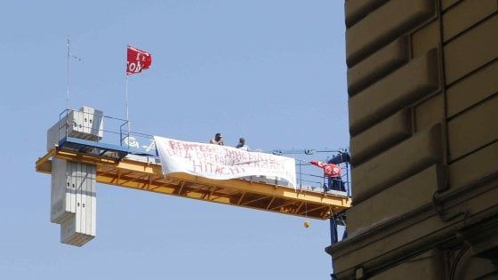 Napoli, in cima a una gru da tre giorni per un lavoro. Il sindacalista: "Fate presto. Fa caldissimo,  sta male"