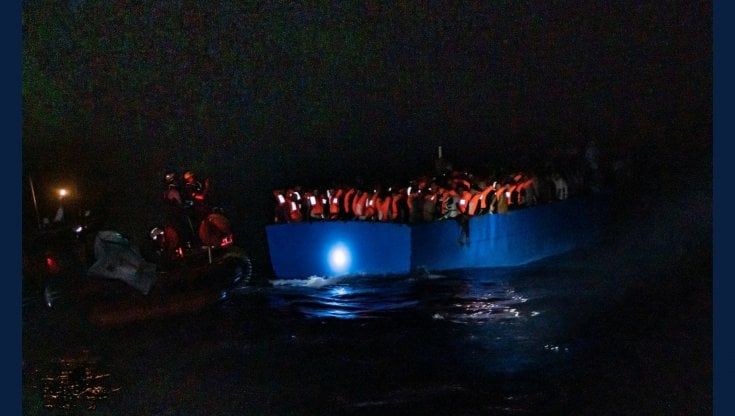 Migranti, barcone con 369 persone a bordo rischia di ribaltarsi: salvati dalla Ocean Viking