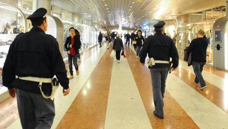 Firenze, chiama la polizia e minaccia di uccidere il compagno della madre