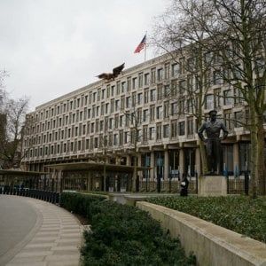 Carta igienica e un'aspirapolvere rotta: l'asta dell'ambasciata americana a Londra