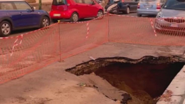 Maltempo a Napoli, voragine a Posillipo e buca in via Manzoni