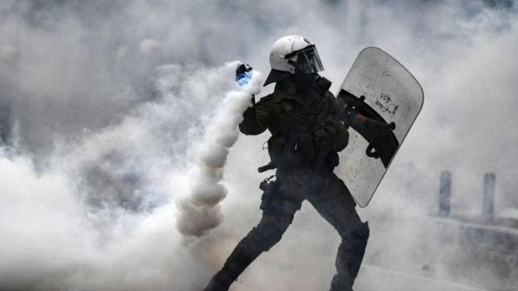 Grecia, gli abusi della polizia contro manifestanti e giornalisti in un clima di assoluta impunità