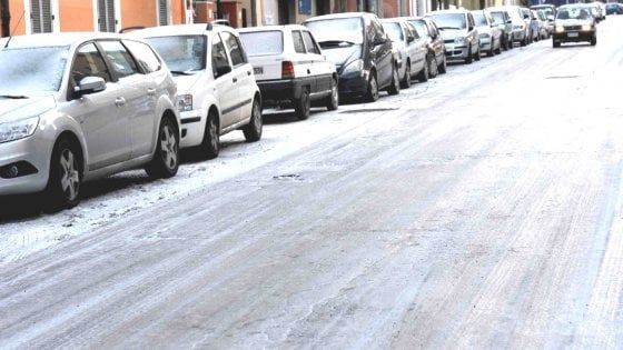 Vetroghiaccio sulle strade, traffico in tilt e cadute a Parma