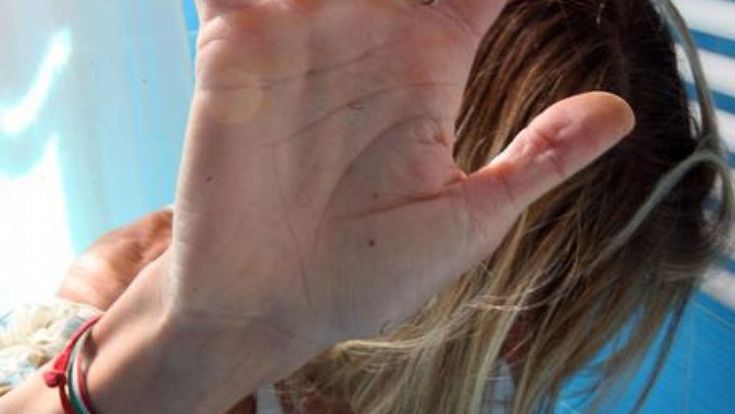 Donne che chiedono aiuto