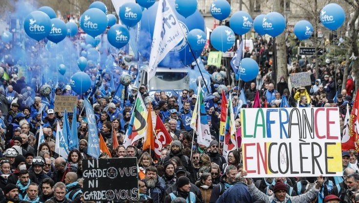 Francia, decima giornata di scioperi contro la riforma delle pensioni: a Parigi chiude la torre Eiffel