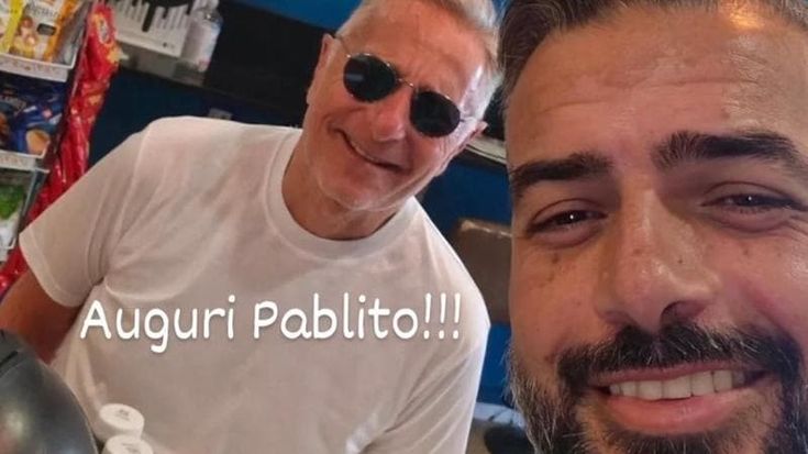 Paolo Bonolis compie 65 anni, i festeggiamenti al bar Pallotta a Ponte Milvio. “Sei speciale”
