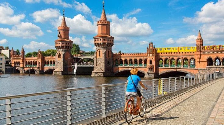 Berlino come Copenaghen: musei e servizi gratis ai turisti che fanno scelte sostenibili