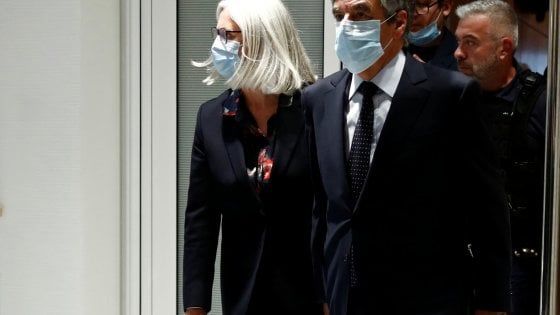 Parigi, l'ex premier Fillon condannato a 5 anni per lo scandalo "Penelopegate"