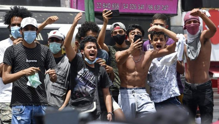 Tunisia, il presidente avoca a sé i poteri e schiera le Forze armate. Gli islamici: "E' un golpe"