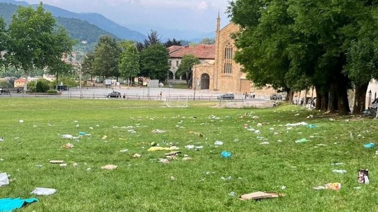 Bergamo, troppi rifiuti dopo la festa degli studenti per il fine scuola. Il Comune scrive ai presidi