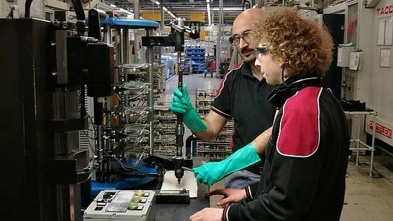 Bari, in fabbrica apprendistato retribuito: la Getrag paga gli studenti dell'istituto tecnico Panetti