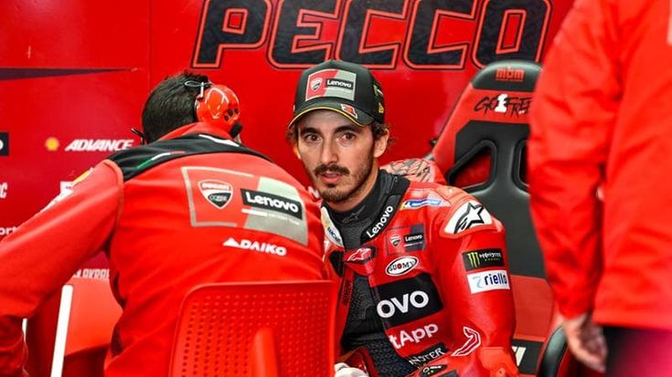 Chivasso si veste di rosso per Pecco Bagnaia, maxi schermo e fiato sospeso per la gara decisiva in MotoGp