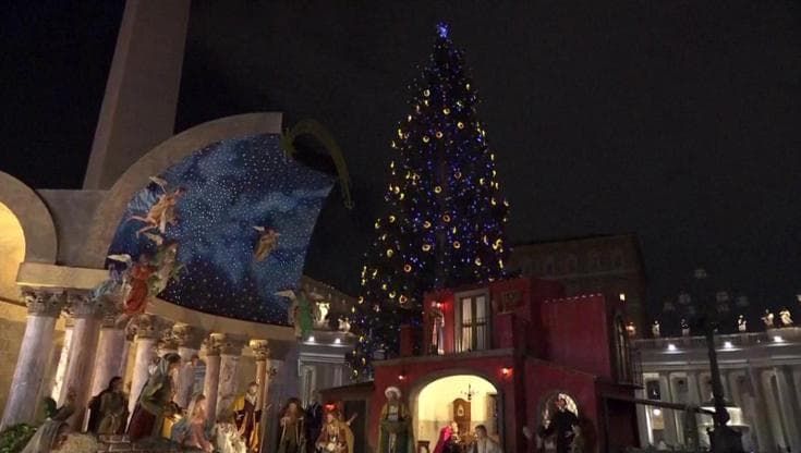 Vaticano, l'accensione dell'albero di Natale e del presepe in piazza San Pietro