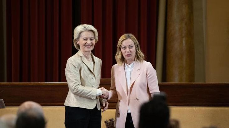 Intesa tra Meloni e Von der Leyen, abbracci e sorrisi a Forlì. Ma FdI si lamenta col Viminale per la contestazione alla premier