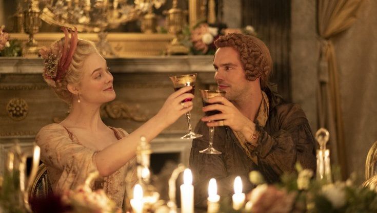 'The Great', Caterina di Russia sul set della seconda stagione. Lo showrunner: "Che dolore non girare a Caserta"