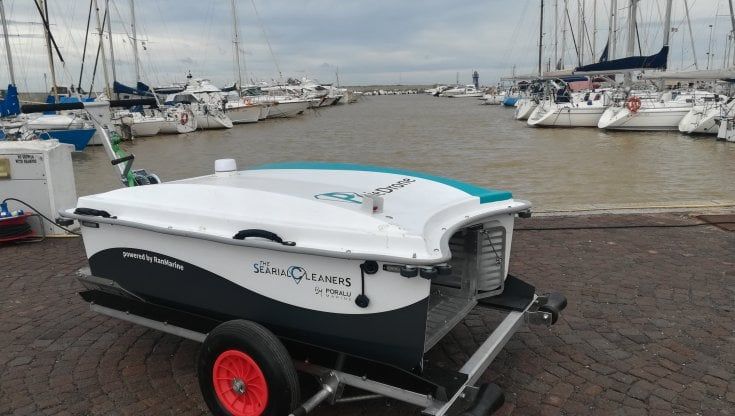 Castiglione della Pescaia, al lavoro il drone che si muove a pelo d'acqua e raccoglie rifiuti in mare