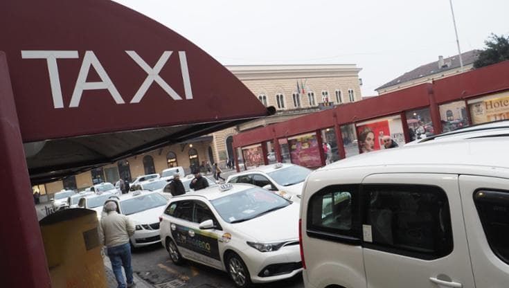 Uber all'assemblea dell’Anci, tassisti in trincea: “Inopportuno e scorretto”. E parte la protesta