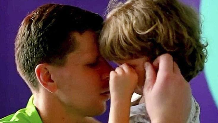 Polonia, Szczesny consola il figlio Liam dopo l'eliminazione dai Mondiali: l'abbraccio è commovente