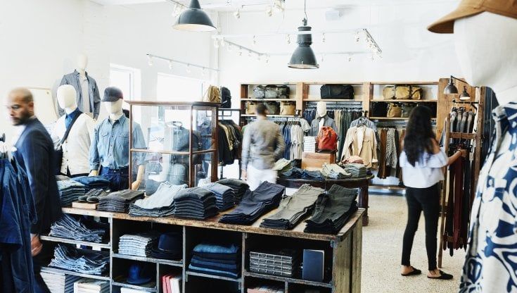Retail, i consumatori tornano a frequentare i negozi fisici 