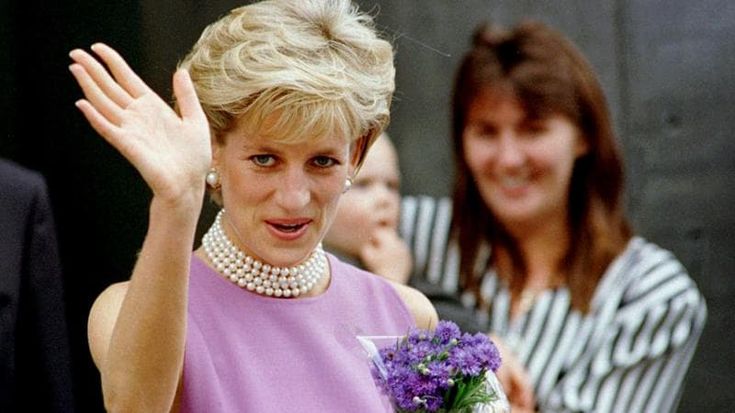 Le nuove accuse nel libro del fratello di Lady Diana: “Carlo era euforico dopo la sua morte”