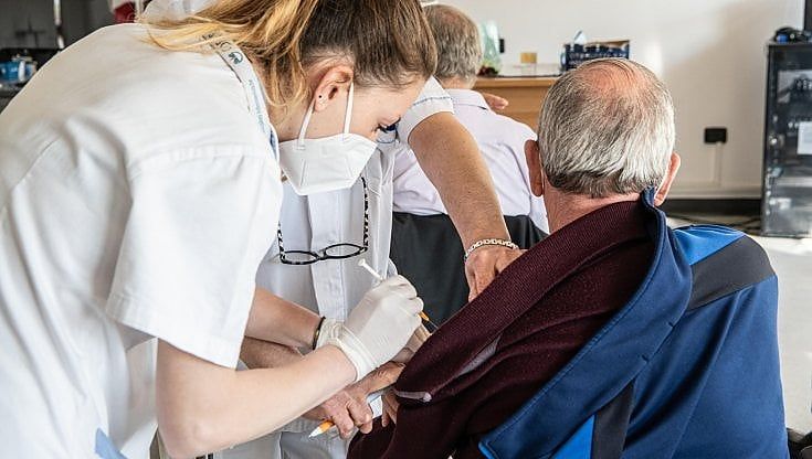 Vaccini, a Bari uno sportello per poveri e senza fissa dimora: "Soggetti fragili che aiutiamo nel percorso"