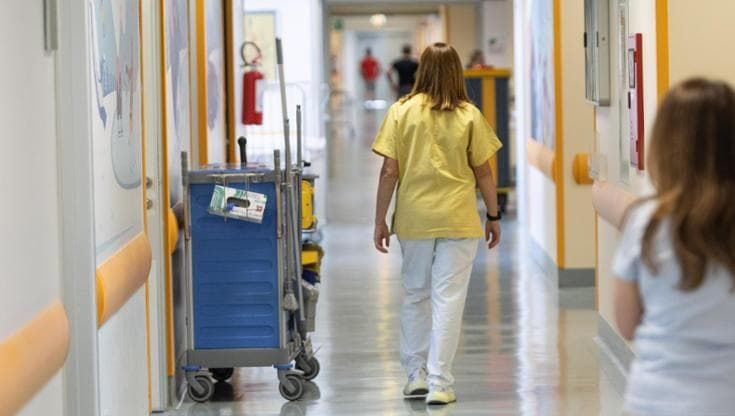 Pulisce in ospedale, deve pagare il lavaggio della divisa: fa ricorso. “Esposta a materiali infetti”