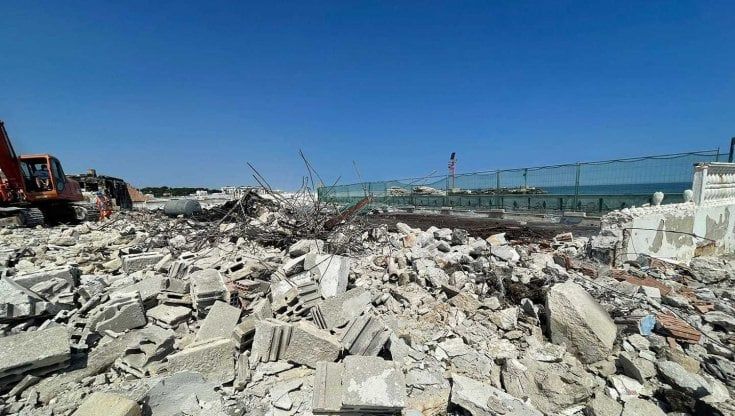 Bari, addio all'ex Ancora di Palese: il rudere è stato abbattuto. Decaro: "Finalmente torneremo a guardare il mare"