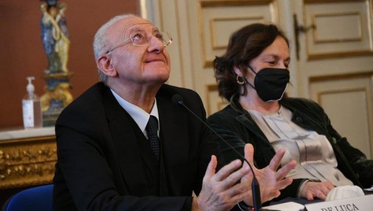 De Luca a Manfredi: "Beato te che hai avuto un miliardo e due, noi nulla" 