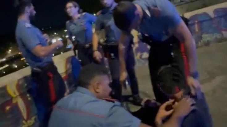 Tenta di lanciarsi nel Tevere da ponte Garibaldi: salvato dalla catena umana dei carabinieri