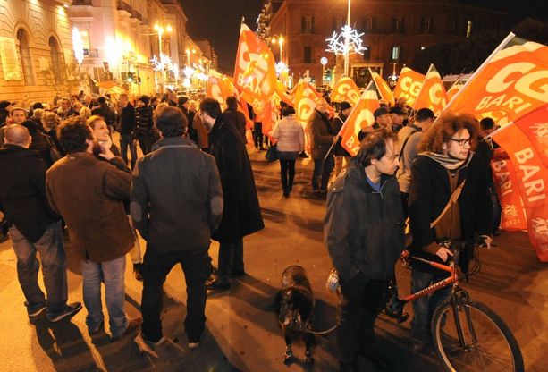 "Basta Forconi", antifascisti in piazza:<br />faccia a faccia per le strade del centro