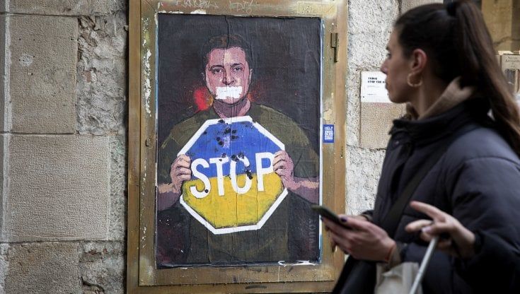 A Barcellona il murale per la pace del palermitano Tv-Boy. Ma qualcuno lo ha modificato