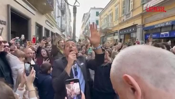 Francesco Gabbani improvvisa un live in strada: i fan si scatenano con Occidentali's Karma