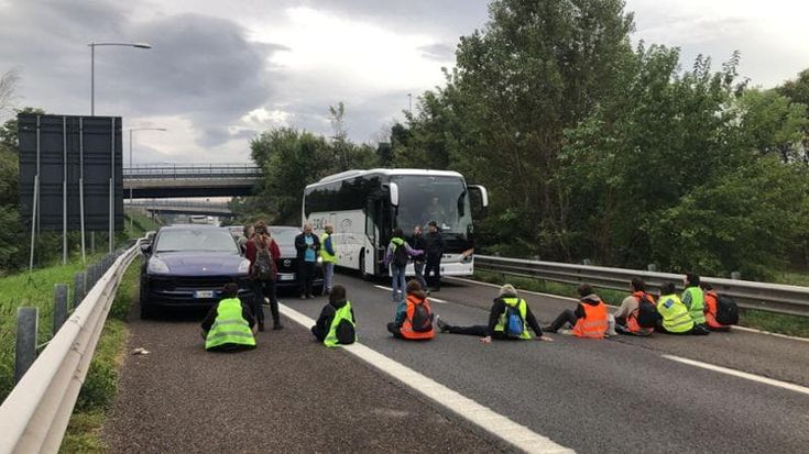 Gli attivisti per il clima di Ultima Generazione bloccano la tangenziale. Due si cementano le mani sull’asfalto. Portati via dalla polizia: 9 denunciati e 3 arrestati
