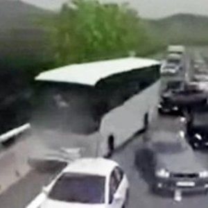 Strage bus ad Avellino, i legali degli imputati puntano il dito contro bus e autista