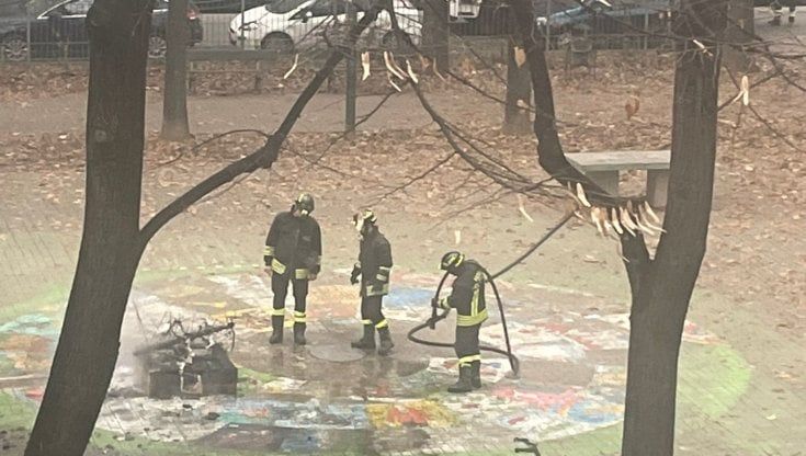 Bruciato l'albero di Natale nei giardini del riscatto ad Aurora