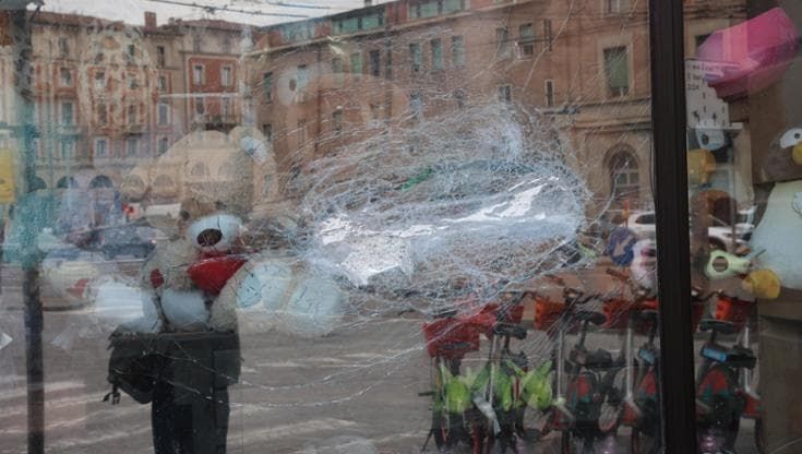 Manifestazioni, l’allerta dei negozi presi di mira: “Noi pronti a chiudere sabato prossimo”