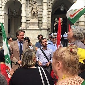 Prima protesta per la neosindaca Appendino: in piazza i lavoratori delle pulizie
