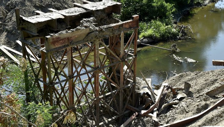 Abbattuto il ponte di Castelnovo: era stato costruito dai tedeschi nella Seconda guerra mondiale